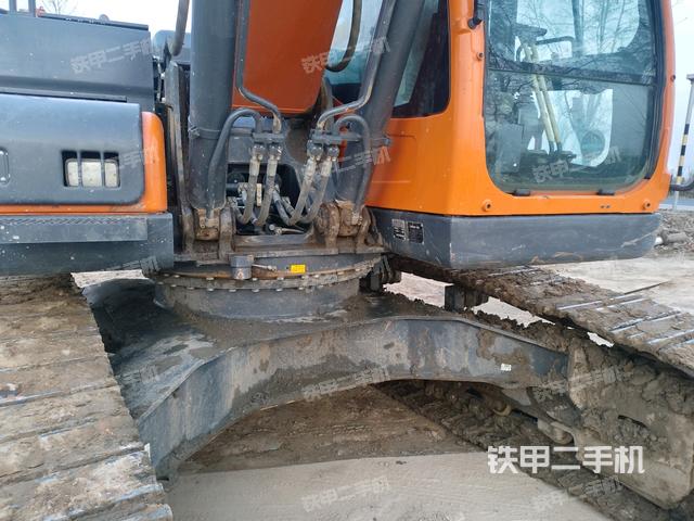 轉(zhuǎn)盤和下車架正前（工作和回轉(zhuǎn)裝置）