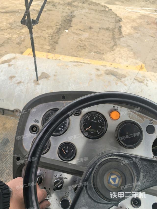 操作臺(tái)全景（壓路機(jī)駕駛室）