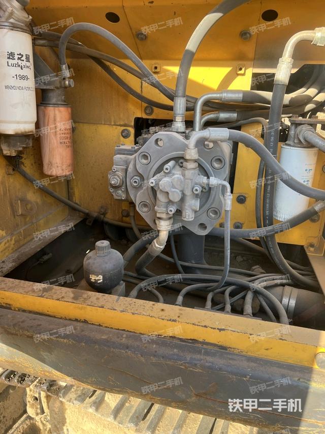 液壓泵艙室正面整體(整機(jī)外觀) 液壓泵艙室正面整體(整機(jī)外觀)