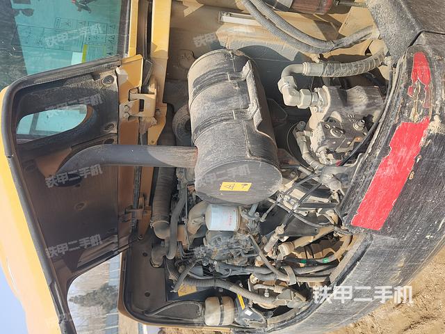 液压泵舱室正面整体（整机外观）