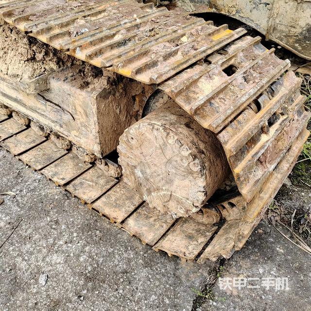 左驅(qū)動輪（行走機構(gòu)）