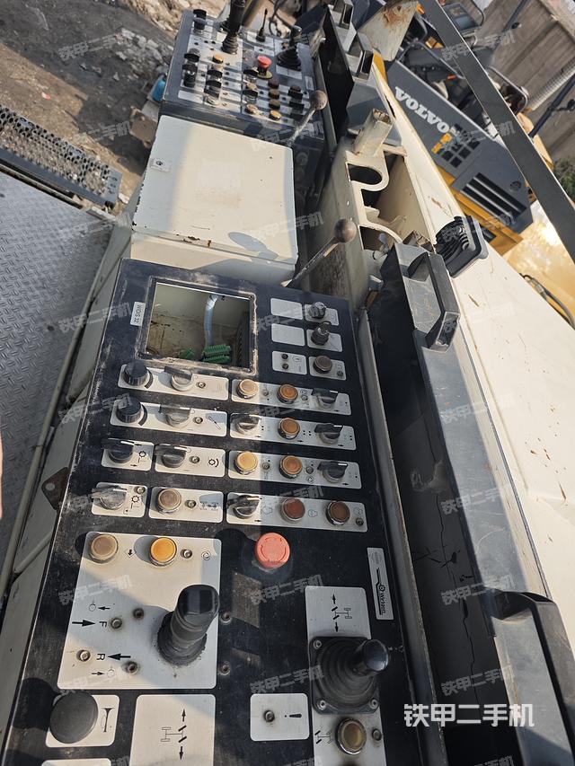 驾驶室操作台（设备外观及核心部件）