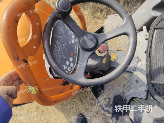駕駛室操作臺(設備外觀及核心部件) 駕駛室操作臺(設備外觀及核心部件)
