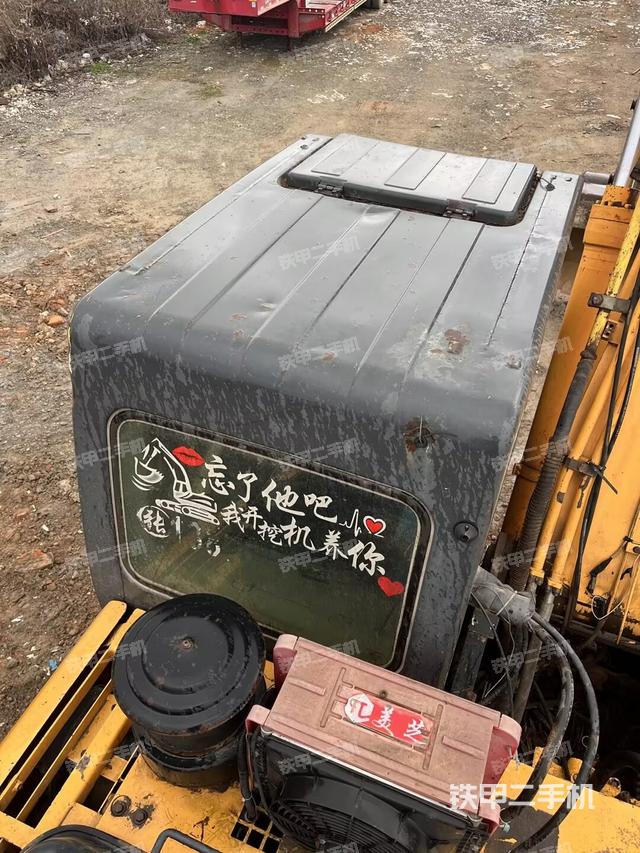 駕駛室頂部(整機(jī)外觀) 駕駛室頂部(整機(jī)外觀)