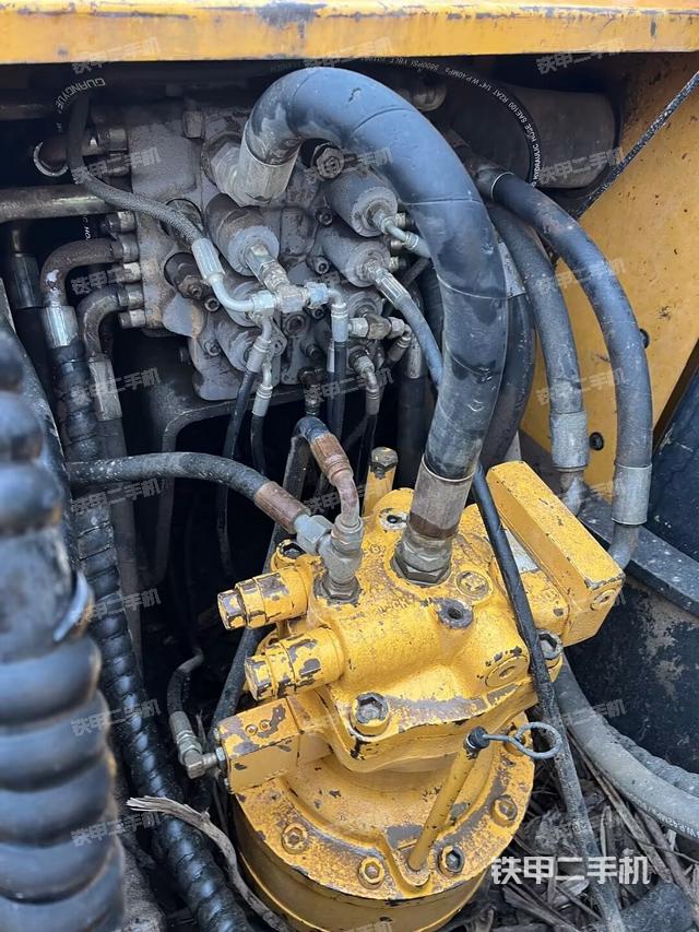 回轉(zhuǎn)馬達(dá)和主控閥(整機(jī)外觀) 回轉(zhuǎn)馬達(dá)和主控閥(整機(jī)外觀)