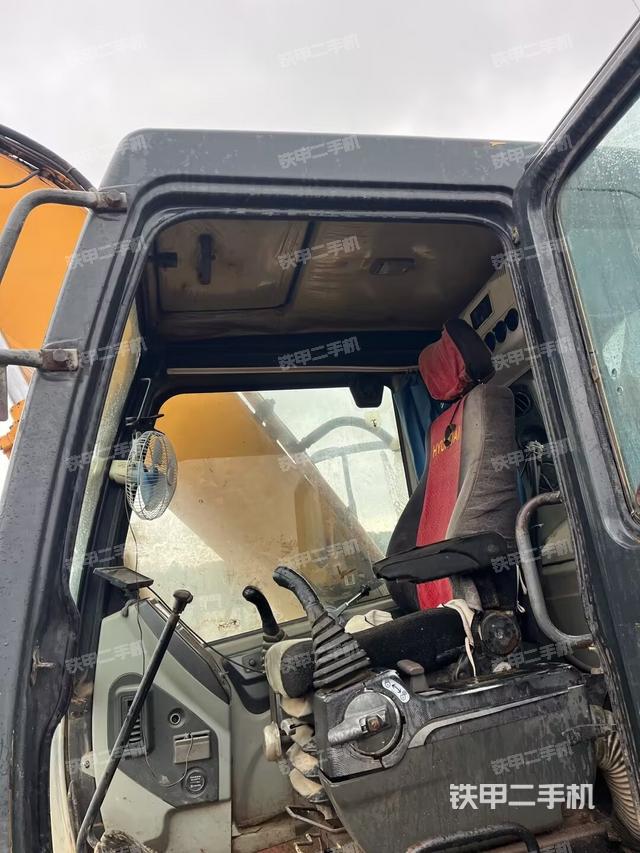 駕駛室整體(整機(jī)外觀) 駕駛室整體(整機(jī)外觀)