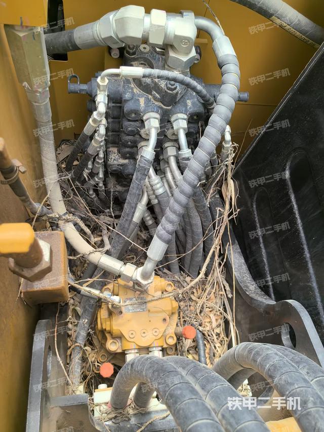 回转马达和主控阀（整机外观）