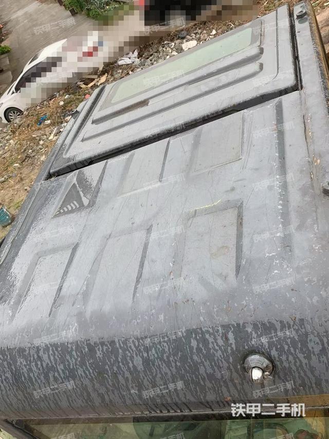 駕駛室頂部(整機(jī)外觀) 駕駛室頂部(整機(jī)外觀)