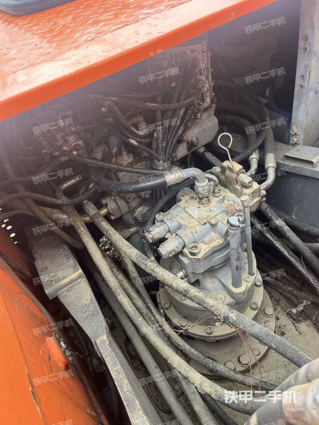 回轉馬達和主控閥（整機外觀）