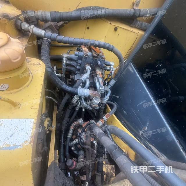 回转马达和主控阀（整机外观）