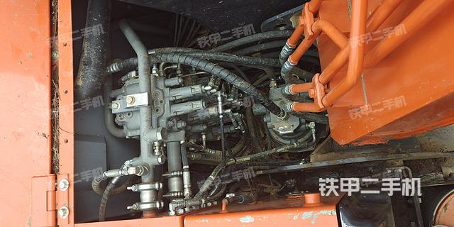 回转马达和主控阀（整机外观）