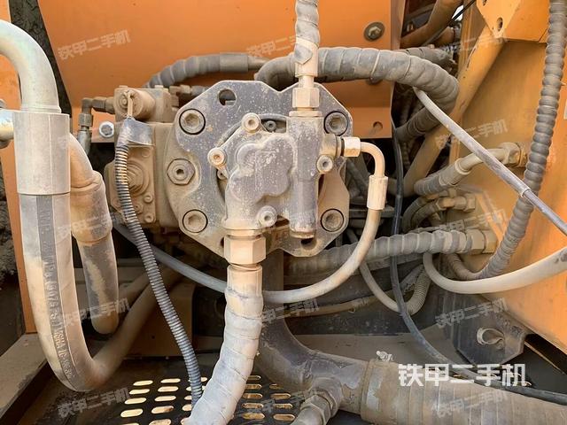 液壓泵艙室正面整體(整機外觀) 液壓泵艙室正面整體(整機外觀)