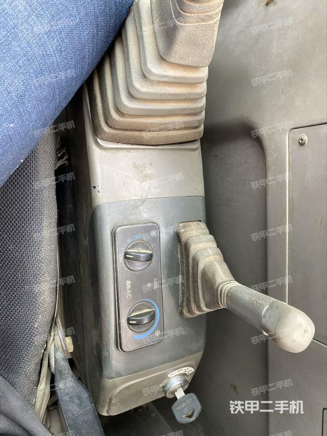 座椅右側(cè)控制臺/鑰匙門/油門/含右手柄（駕駛室部分）