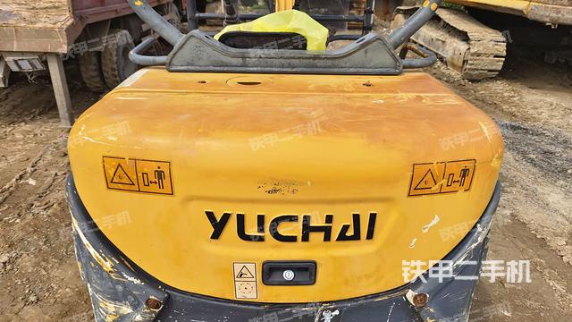 駕駛室整體(整機(jī)外觀) 駕駛室整體(整機(jī)外觀)