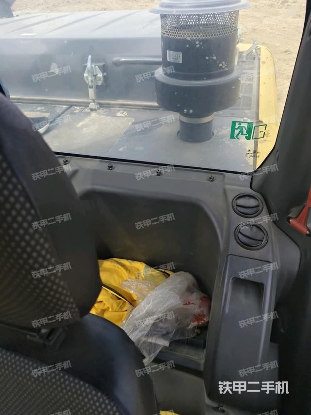 座椅右側(cè)控制臺(tái)/鑰匙門(mén)/油門(mén)/含右手柄(駕駛室部分) 座椅右側(cè)控制臺(tái)/鑰匙門(mén)/油門(mén)/含右手柄(駕駛室部分)