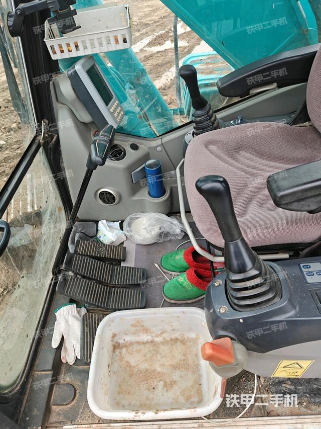 座椅右側(cè)控制臺(tái)/鑰匙門/油門/含右手柄（駕駛室部分）