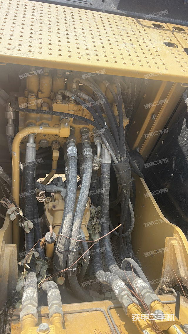 回转马达和主控阀（整机外观）