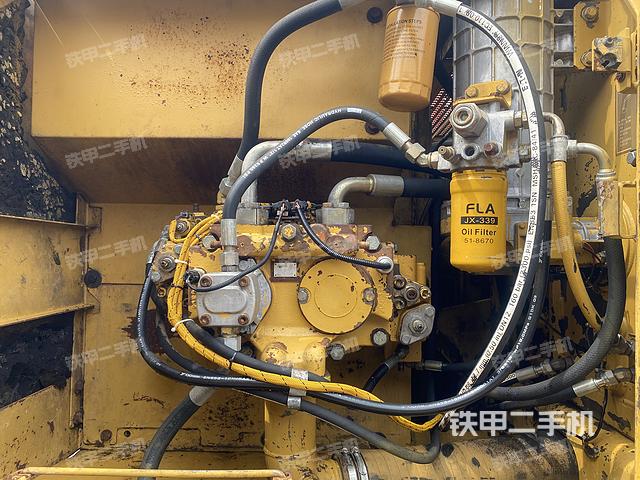 液压泵舱室正面整体（整机外观）