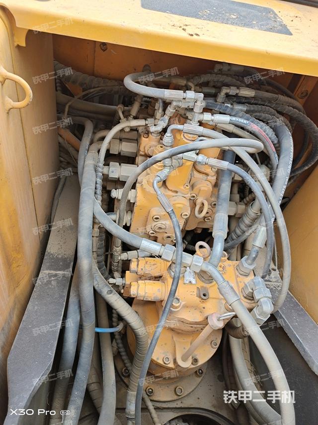 回轉馬達和主控閥(整機外觀) 回轉馬達和主控閥(整機外觀)