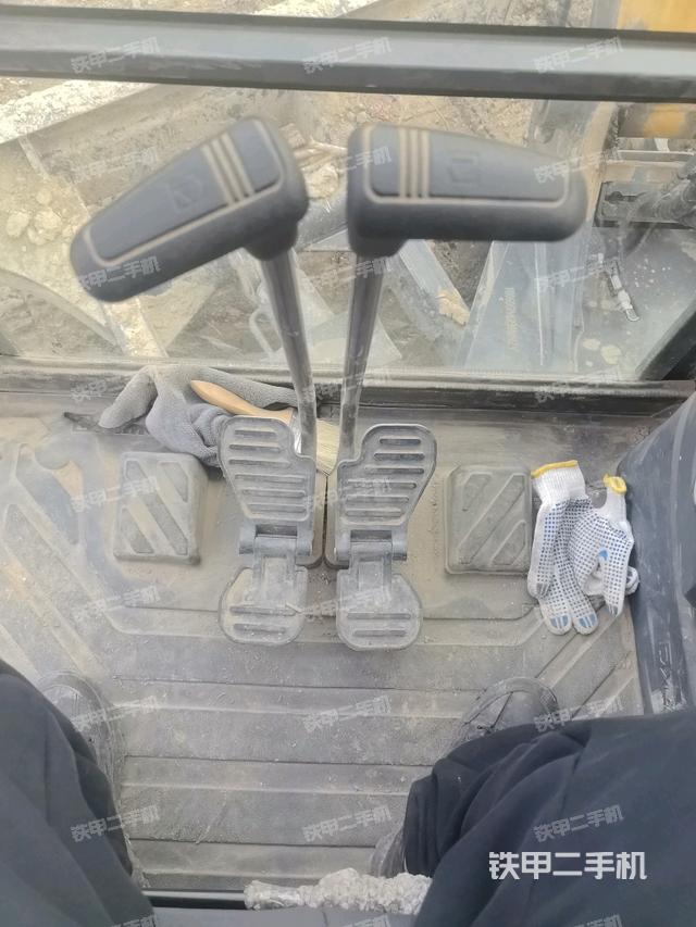 行走控制手柄和踏板?俯拍（駕駛室部分）