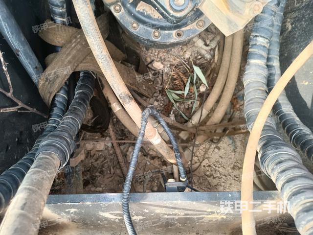 中央回轉(zhuǎn)接頭特寫(xiě)（上車(chē)部件）