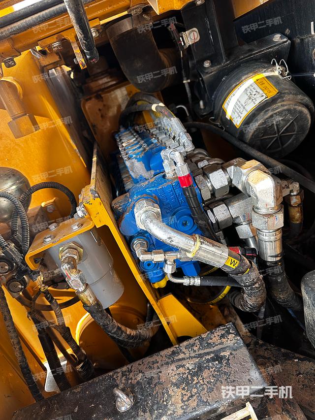 回轉馬達和主控閥（整機外觀）