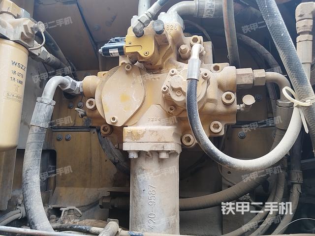 液压泵舱室正面整体（整机外观）