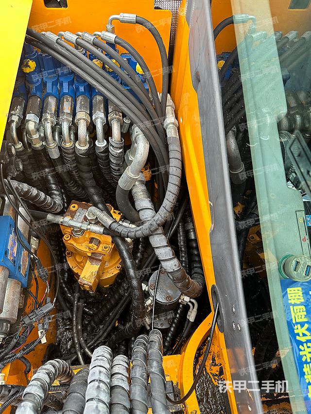 回转马达和主控阀（整机外观）