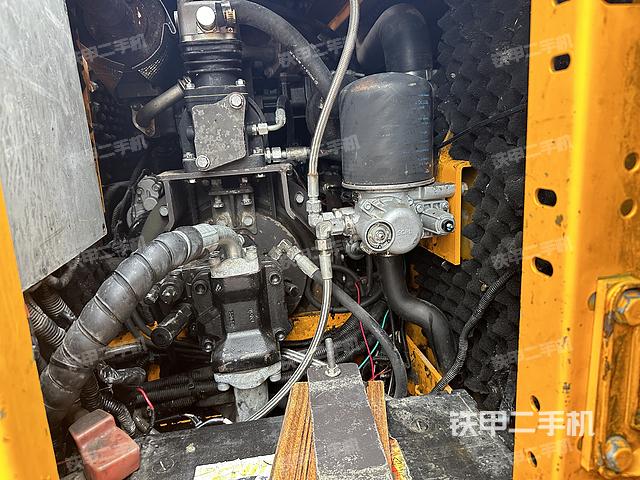 液压泵舱室正面整体（整机外观）