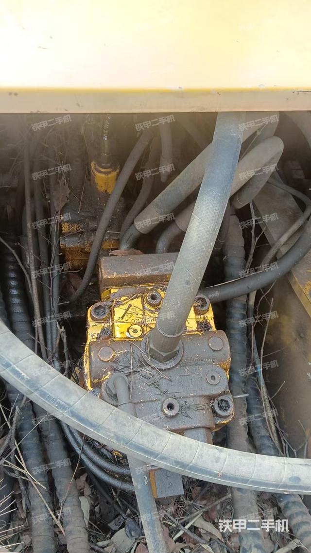 回轉馬達和主控閥（整機外觀）