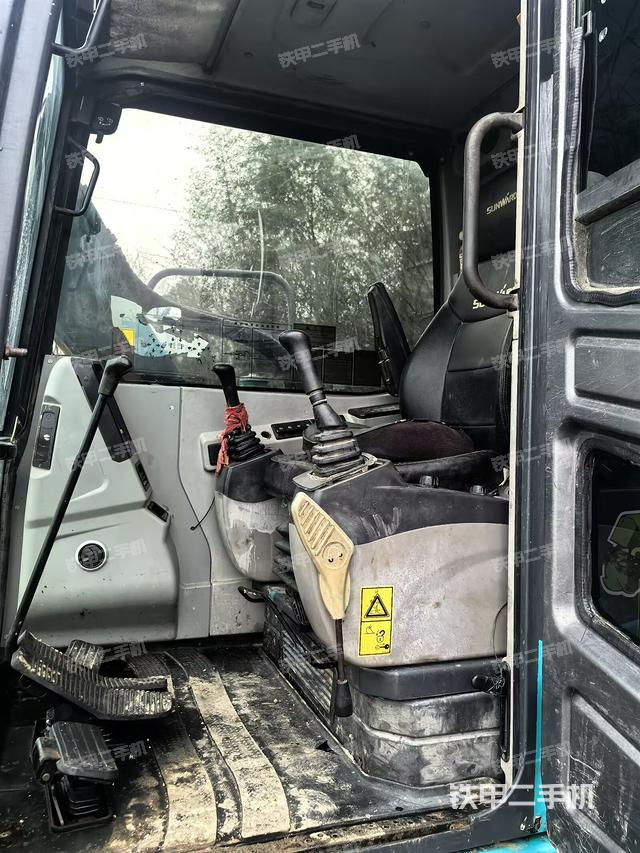 駕駛室整體（整機外觀）