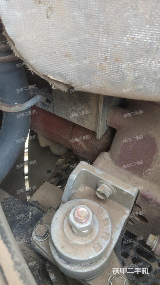 液压泵舱室正面整体（整机外观）