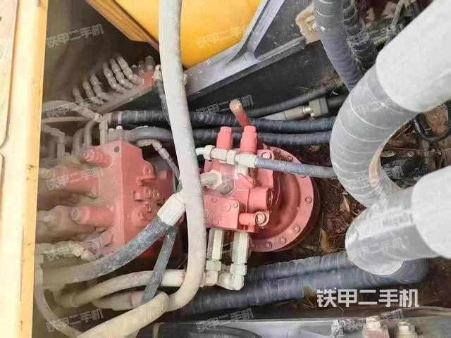 回轉馬達和主控閥(整機外觀) 回轉馬達和主控閥(整機外觀)