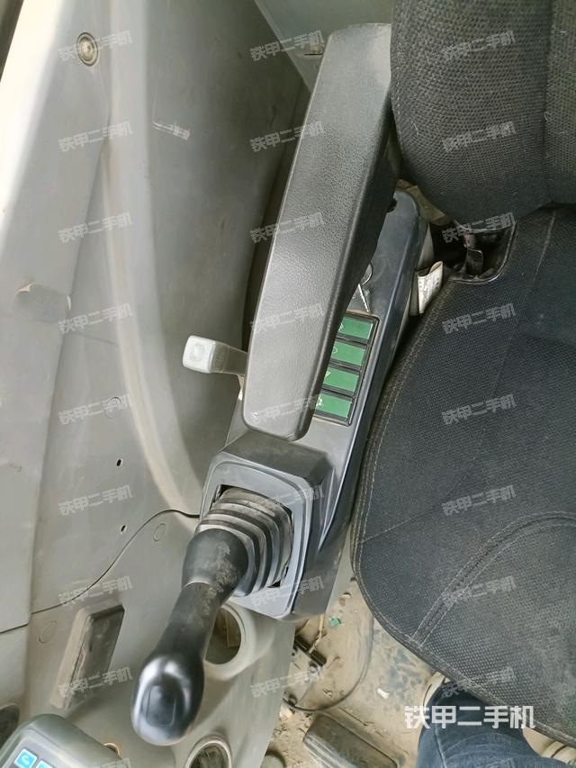 座椅右側控制臺/鑰匙門/油門/含右手柄（駕駛室部分）