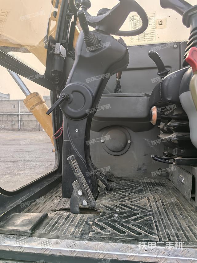 駕駛室整體(整機(jī)外觀) 駕駛室整體(整機(jī)外觀)