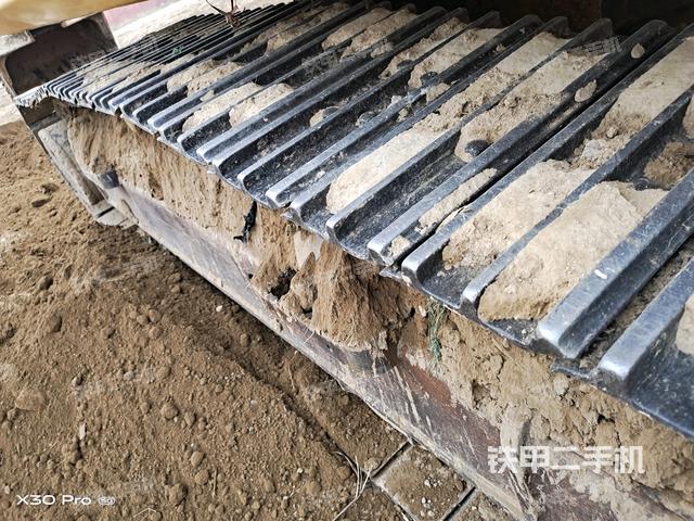單側(cè)履帶整體(整機(jī)外觀) 單側(cè)履帶整體(整機(jī)外觀)