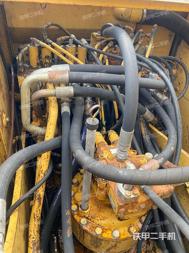 回转马达和主控阀（整机外观）