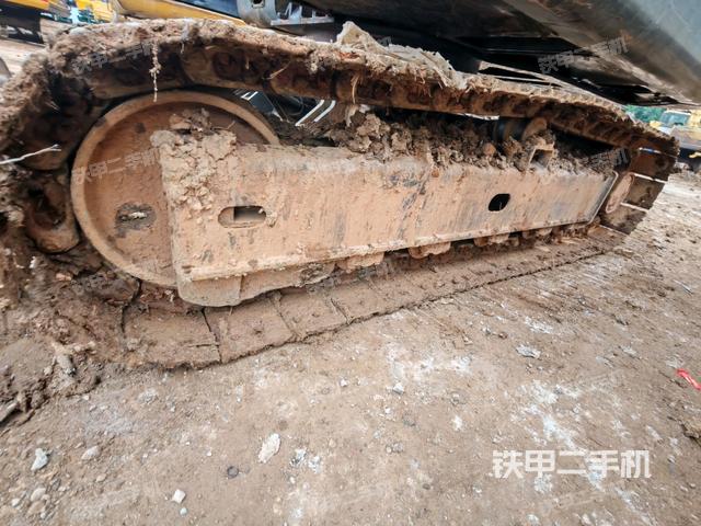 單側(cè)履帶整體(整機(jī)外觀) 單側(cè)履帶整體(整機(jī)外觀)