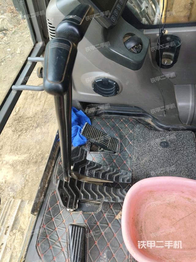 行走控制手柄和踏板?俯拍（駕駛室部分）