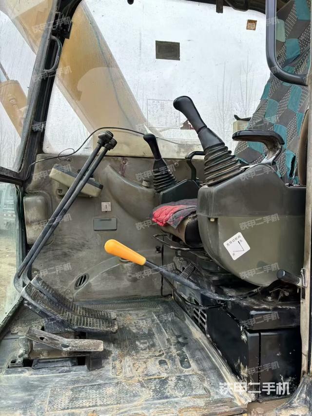 駕駛室頂部(整機外觀) 駕駛室頂部(整機外觀)