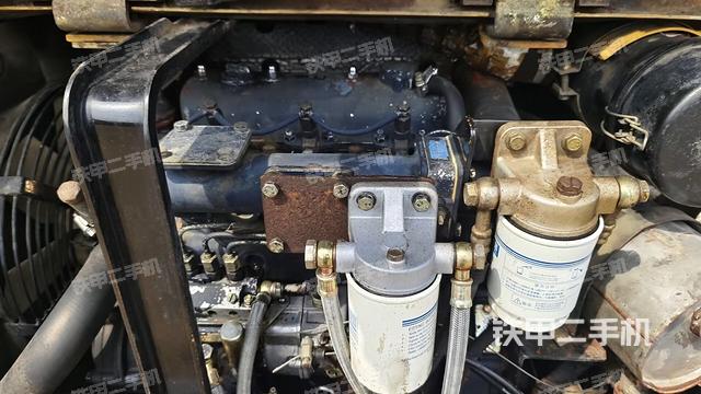 液壓泵艙室正面整體(整機(jī)外觀) 液壓泵艙室正面整體(整機(jī)外觀)
