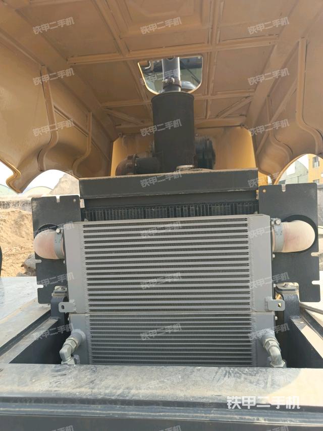 散熱器全景（壓路機(jī)發(fā)動(dòng)機(jī)艙）