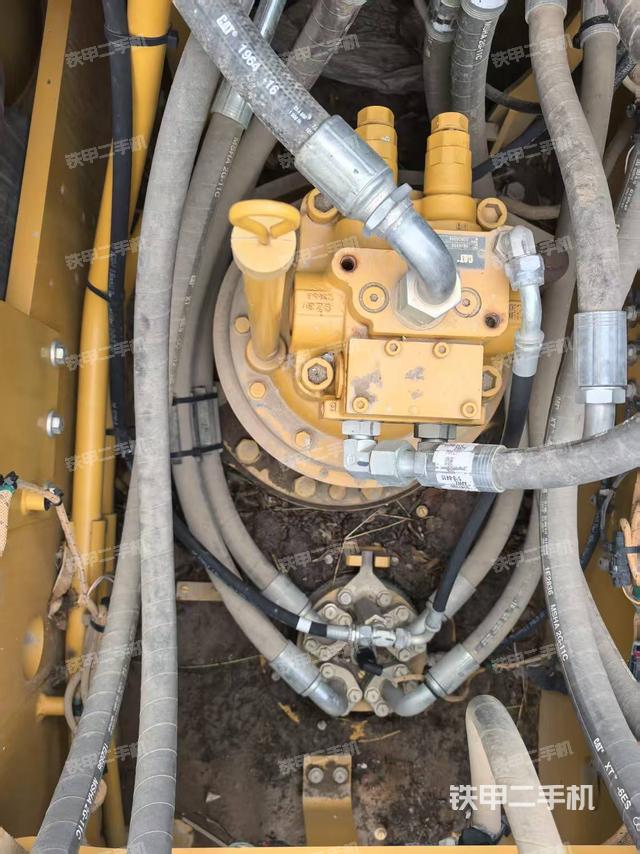 回转马达和主控阀（整机外观）