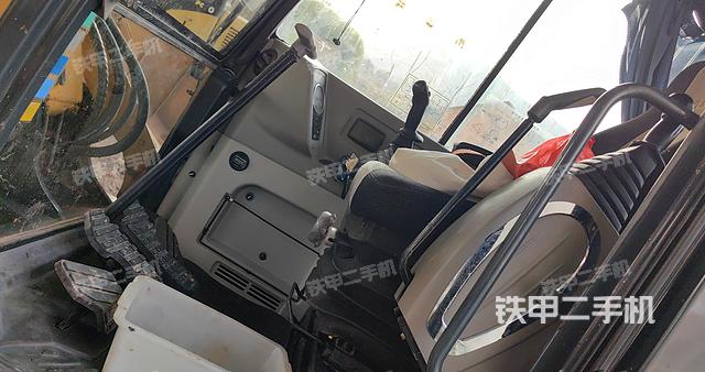 駕駛室整體(整機(jī)外觀) 駕駛室整體(整機(jī)外觀)