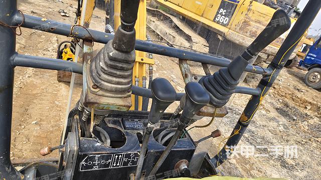 回转马达和主控阀（整机外观）