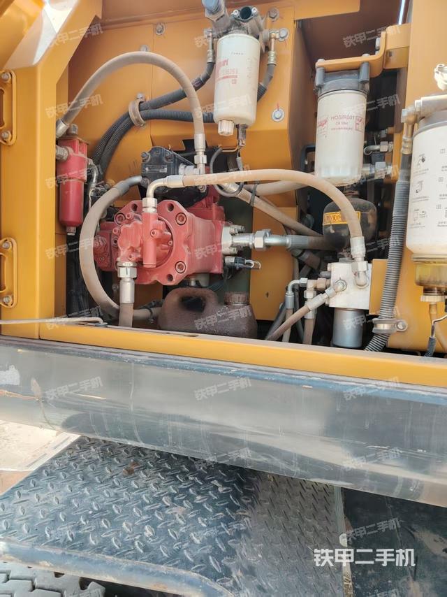 液壓泵艙室正面整體（整機外觀）