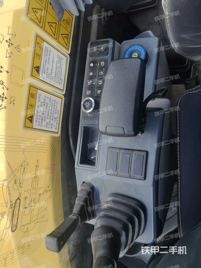 座椅右側(cè)控制臺/鑰匙門/油門/含右手柄（駕駛室部分）