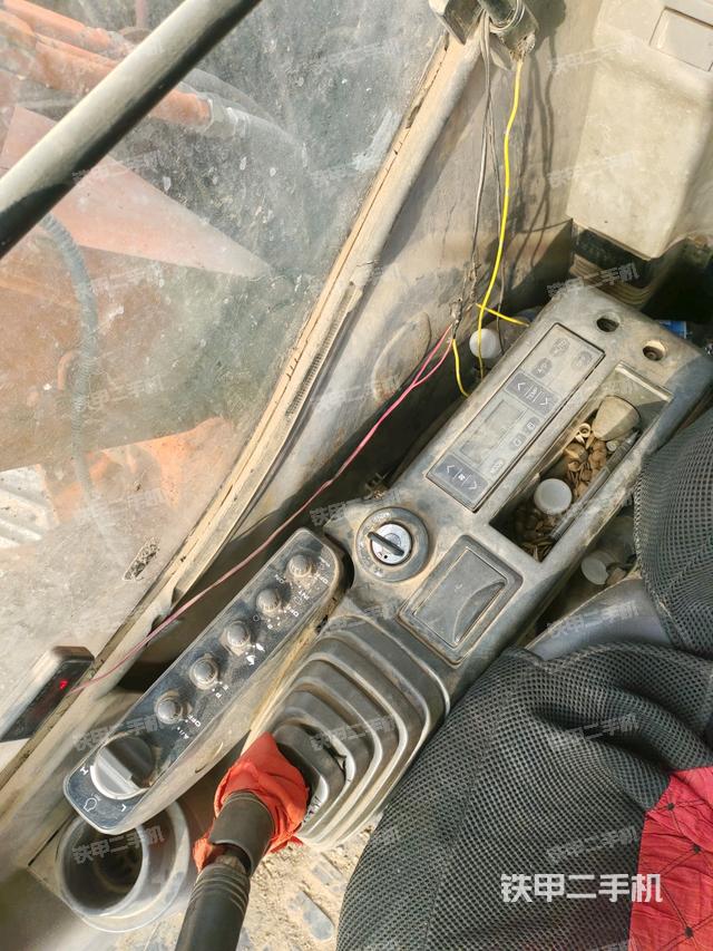 座椅右側(cè)控制臺(tái)/鑰匙門/油門/含右手柄（駕駛室部分）