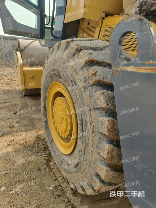 后輪右側(cè)全景（壓路機(jī)前后車(chē)架）