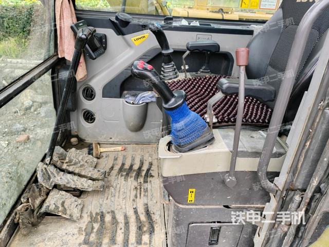 行走控制手柄和踏板?俯拍（駕駛室部分）
